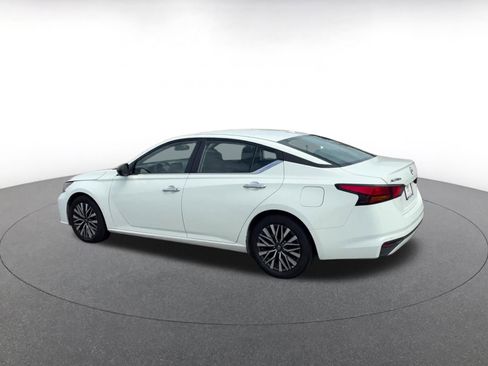 Used 2025 Nissan Altima 2.5 SV FWD image 8