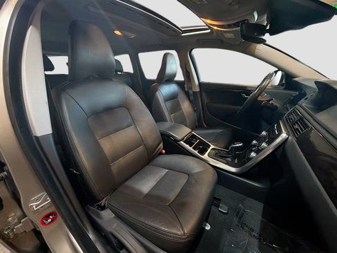Used 2016 Volvo XC70 T5 Premier w/ Convenience Package image 30