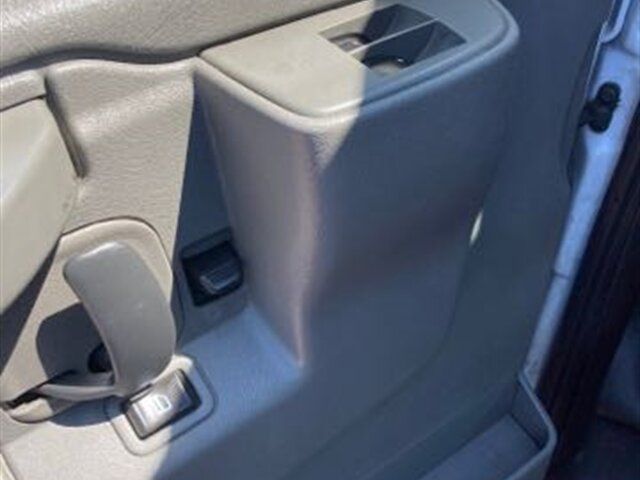 Used 2018 Chevrolet Express 2500 w/ Driver Convenience Package RWD image 8