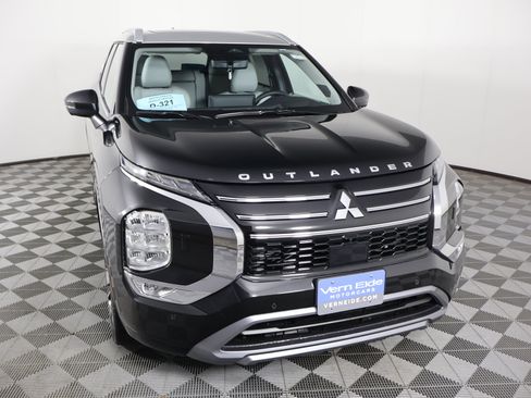 Used 2025 Mitsubishi Outlander SEL image 3