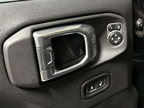 Used 2020 Jeep Wrangler Unlimited Sahara image 21