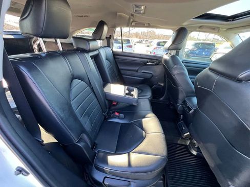 Used 2021 Toyota Highlander XLE image 26