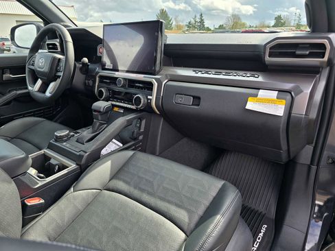 Used 2025 Toyota Tacoma TRD Sport image 13