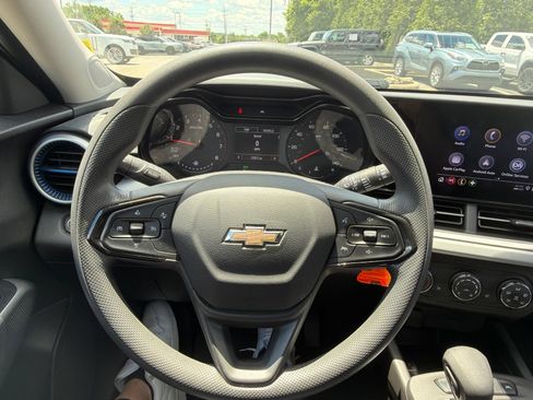 Used 2024 Chevrolet Trax LS w/ LS Convenience Package FWD image 13