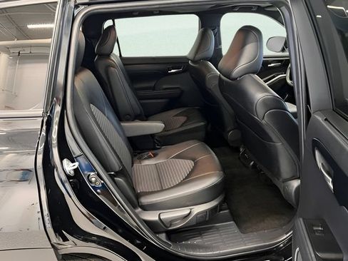 Used 2025 Toyota Highlander XSE AWD/4WD image 12