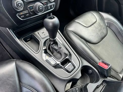 Used 2019 Jeep Cherokee Latitude Plus FWD image 19