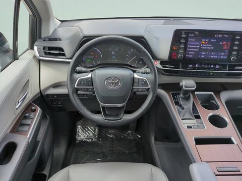 Used 2022 Toyota Sienna XLE FWD image 12