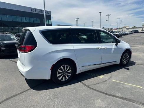Used 2023 Chrysler Pacifica Limited FWD image 12