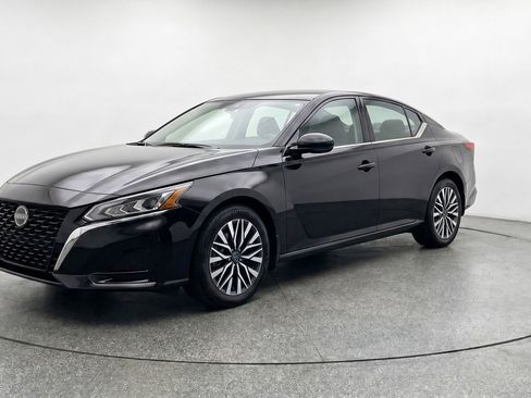 Used 2025 Nissan Altima 2.5 SV FWD image 3