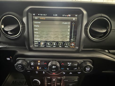 Used 2021 Jeep Wrangler Unlimited Sahara image 35