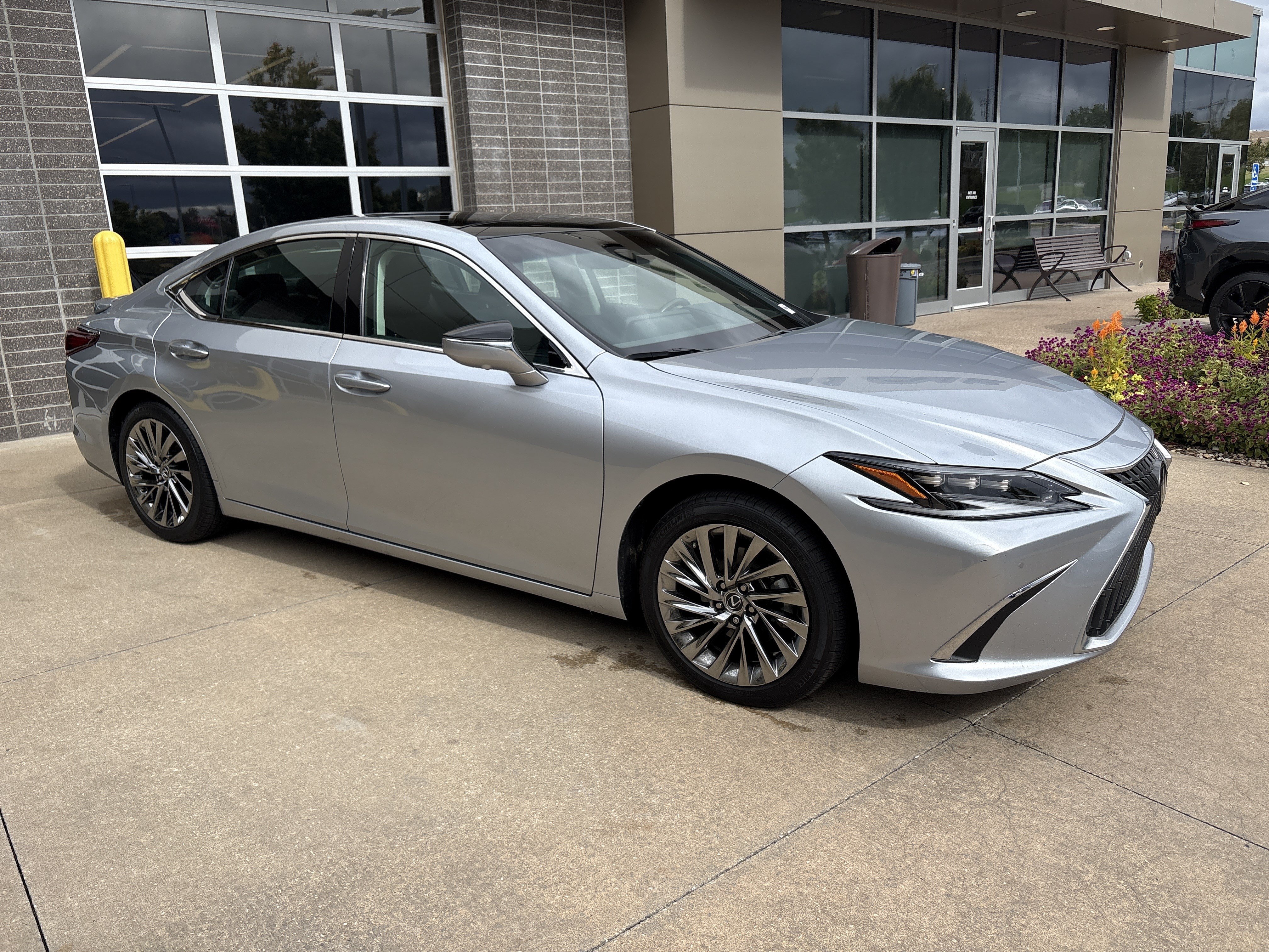 Used 2025 Lexus ES 350 Ultra Luxury w/ Accessory Package (Z2) FWD image 2