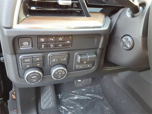 New 2026 Chevrolet Suburban High Country image 12