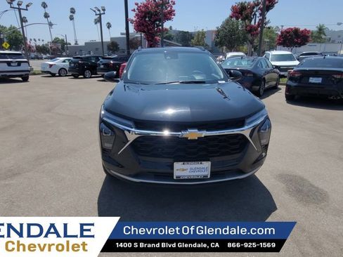 Certified 2025 Chevrolet Trax LT FWD image 3