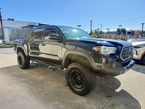 Used 2019 Toyota Tacoma TRD Off-Road AWD/4WD image 7