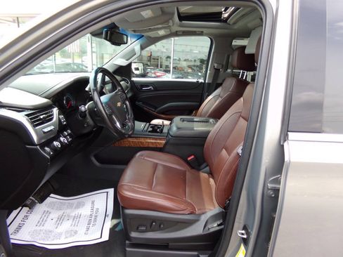 Used 2019 Chevrolet Suburban Premier w/ Premier Plus Edition AWD/4WD image 11
