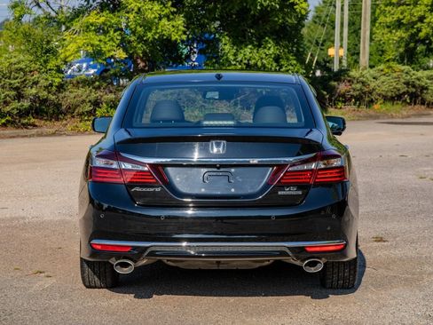 Used 2017 Honda Accord Touring image 6