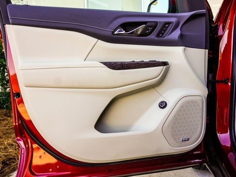 Used 2023 GMC Acadia Denali w/ Denali Ultimate Package image 39