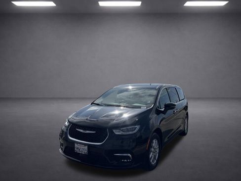 Used 2024 Chrysler Pacifica Touring FWD image 5