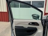 Used 2019 Chrysler Pacifica Touring-L image 4