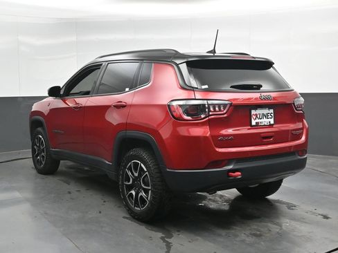 Used 2025 Jeep Compass Trailhawk AWD/4WD image 10