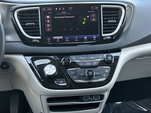 Used 2023 Chrysler Pacifica Touring-L FWD image 27