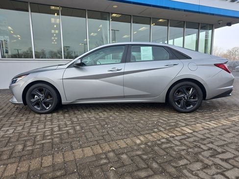 Used 2023 Hyundai Elantra SEL image 2