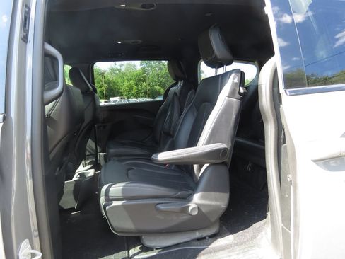 Used 2023 Chrysler Pacifica Touring-L w/ S Appearance Package FWD image 19