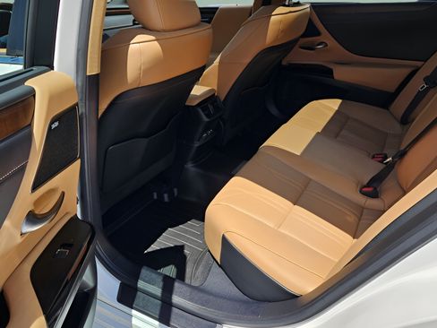 Used 2022 Lexus ES 350 Ultra Luxury w/ Accessory Package FWD image 9