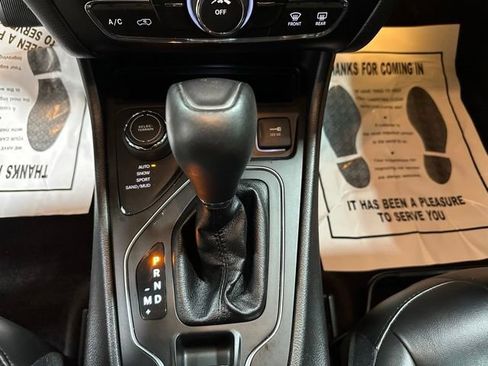 Used 2019 Jeep Cherokee Latitude Plus w/ Cold Weather Group AWD/4WD image 22