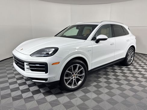 Certified 2025 Porsche Cayenne E-Hybrid image 1
