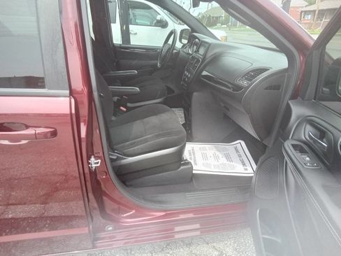 Used 2019 Dodge Grand Caravan SE FWD image 3