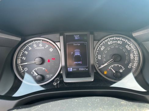 Used 2018 Toyota Tacoma TRD Off-Road AWD/4WD image 19