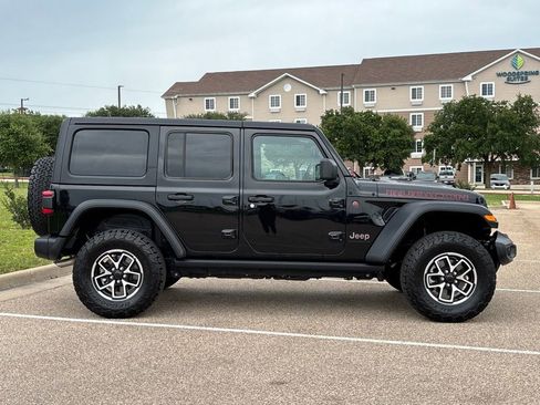 Used 2025 Jeep Wrangler Unlimited Rubicon w/ Convenience Group AWD/4WD image 4