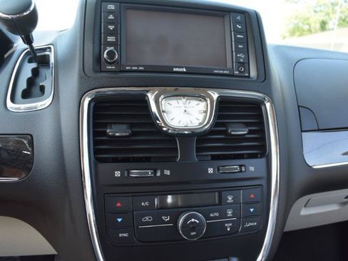 Used 2013 Chrysler Town & Country Touring-L w/ Entertainment Group #2 FWD image 21