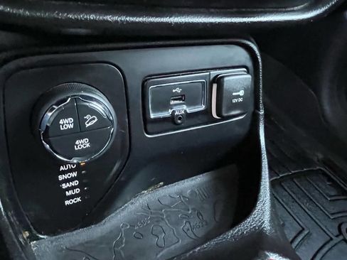Used 2016 Jeep Renegade Trailhawk image 22