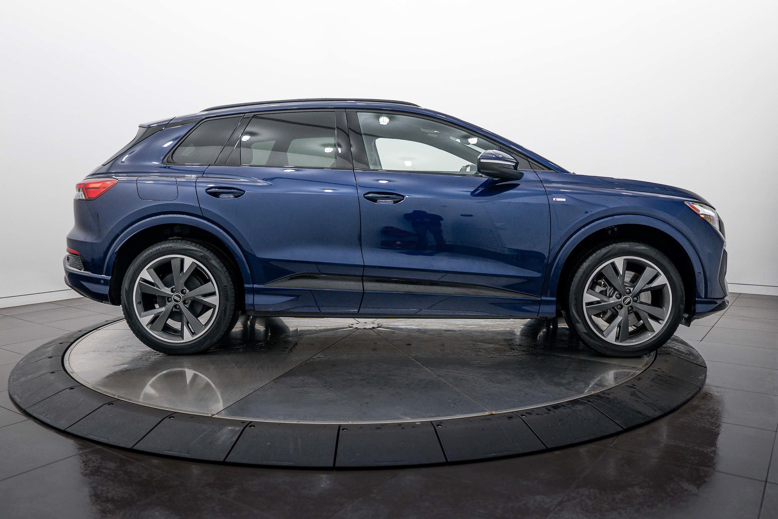 Certified 2024 Audi Q4 e-tron Premium Plus AWD/4WD image 3