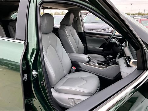Used 2024 Toyota Highlander Limited image 8