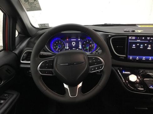 Used 2025 Chrysler Pacifica Select FWD image 30