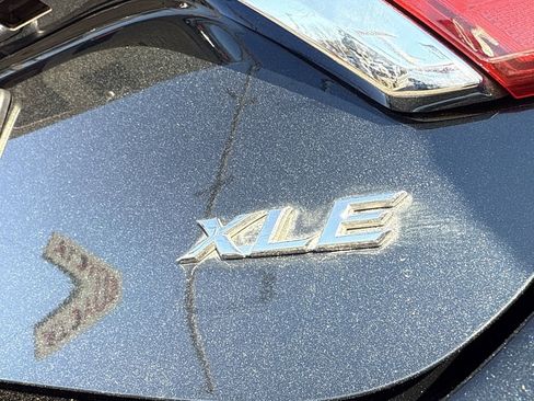 Used 2017 Toyota Camry XLE image 7