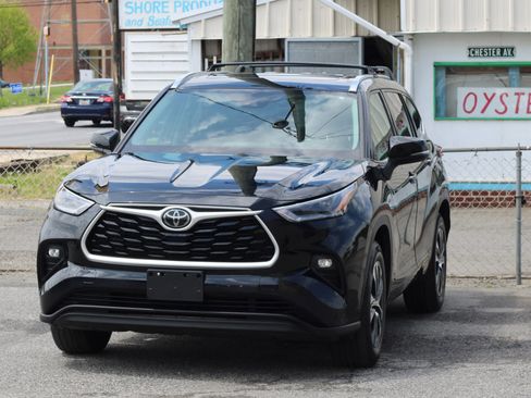 Used 2021 Toyota Highlander XLE image 3
