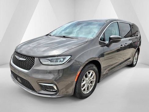 Used 2023 Chrysler Pacifica Touring-L FWD image 3