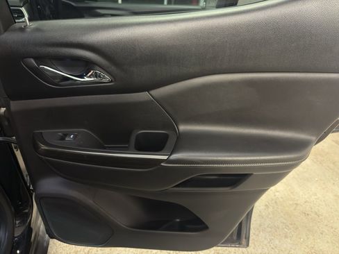 Used 2018 GMC Acadia SLT image 24