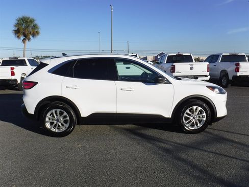 Used 2022 Ford Escape SE image 3