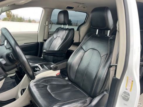 Used 2020 Chrysler Pacifica Touring-L image 13