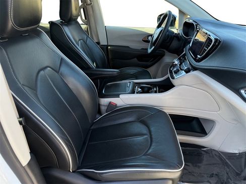 Certified 2023 Chrysler Pacifica Limited image 15