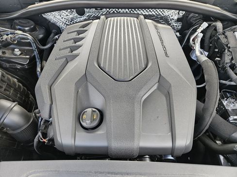 Certified 2025 Porsche Macan image 30