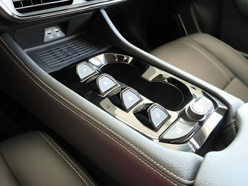New 2025 VinFast VF 8 Eco AWD/4WD image 15