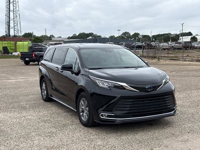 Used 2022 Toyota Sienna XLE
