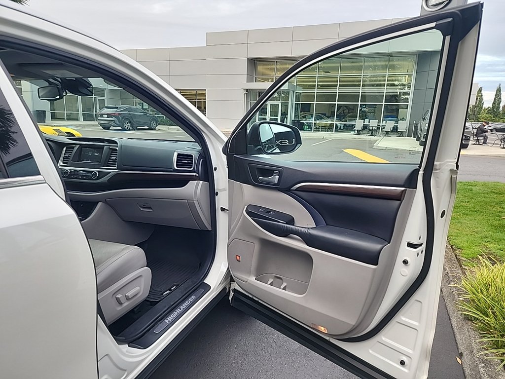 Used 2016 Toyota Highlander Limited Platinum AWD/4WD image 19