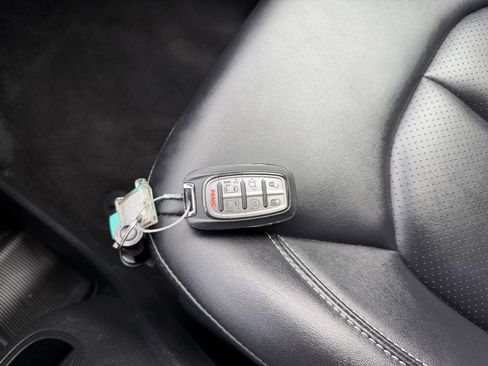 Used 2025 Chrysler Pacifica Select image 21